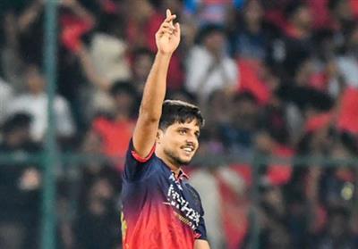 महज 24 रन देकर 4 विकेट, रसिख सलाम डार के नाम दर्ज हुई ये उपलब्धि