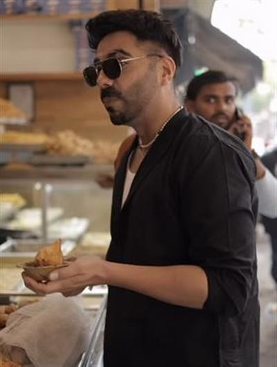 अपारशक्ति ने एक समोसे के लिए तय किया दिल्ली से आगरा का सफर