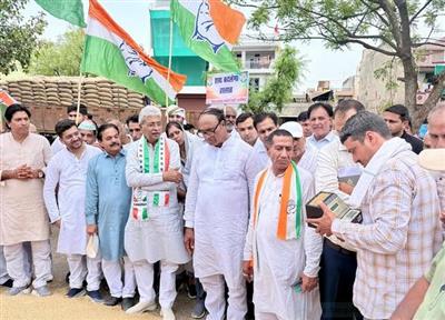 महंगाई, गैस संकट और किसानों के मुआवजे को लेकर कांग्रेस का प्रदर्शन, राज्यपाल के नाम सौंपा ज्ञापन