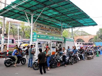 बांग्लादेश में तेल संकट को लेकर बिगड़े हालात, पेट्रोल पंपों पर लंबी लाइनें लगीं