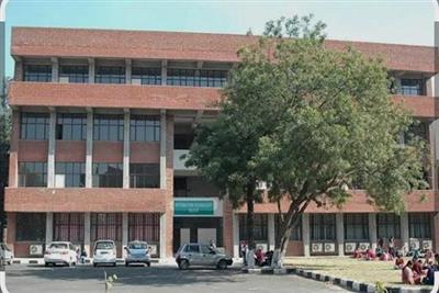 ਚੰਡੀਗੜ੍ਹ ਦੇ ਕਾਲਜ 'ਚ ਮਚੀ ਹਾਹਾਕਾਰ, ਕਰਾਇਆ ਗਿਆ ਖ਼ਾਲੀ, ਹਰ ਪਾਸੇ ਪੁਲਸ ਹੀ ਪੁਲਸ