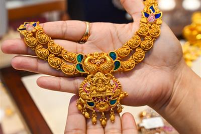 वैश्विक स्तर पर अनिश्चितता से सोने और चांदी में गिरावट