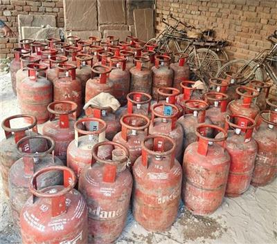 ਦਿੱਲੀ ਪੁਲਸ ਨੇ ਗੈਰ-ਕਾਨੂੰਨੀ LPG ਰੈਕੇਟ ਦਾ ਕੀਤਾ ਪਰਦਾਫਾਸ਼, 137 ਸਿਲੰਡਰ ਕੀਤੇ ਗਏ ਜ਼ਬਤ
