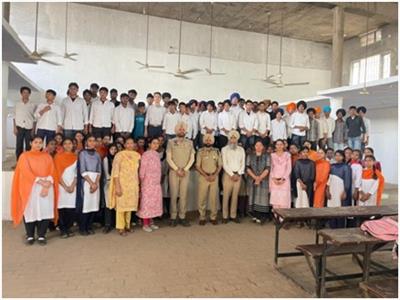 ਨਸ਼ਿਆਂ ਵਿਰੁੱਧ ਮੁਹਿੰਮ ਤਹਿਤ ਖਰੜ ਦੇ ਸਕੂਲ ਵਿੱਚ ਜਾਗਰੂਕਤਾ ਸੈਮੀਨਾਰ; ਟ੍ਰੈਫਿਕ ਨਿਯਮਾਂ ਦੀ ਪਾਲਣਾ ਲਈ ਅਪੀਲ