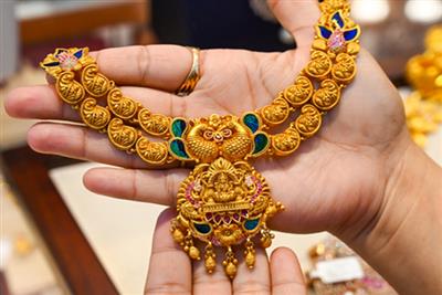 मजबूत डॉलर से सोने और चांदी में गिरावट जारी, करीब आधा प्रतिशत घटे दाम