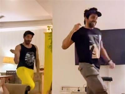 जिस गाने पर बचपन में किया था डांस, 2026 में उसी के रीमेक पर धमाल मचा रहे आयुष्मान