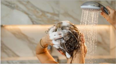 गर्मियों में हफ्ते में कितनी बार धोने चाहिए बाल? प्राकृतिक चमक के लिए जानें शैंपू का सही तरीका