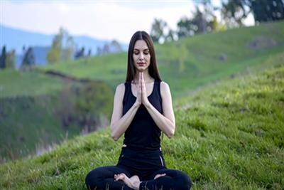 हृदय और फेफड़ों को मजबूत बनाने में मददगार है अंजलि मुद्रा, जानिए कैसे करती है शरीर पर असर