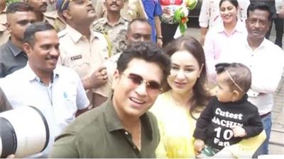 'ਕ੍ਰਿਕਟ ਦੇ ਭਗਵਾਨ' ਸਚਿਨ ਤੇਂਦੁਲਕਰ ਦਾ 53ਵਾਂ ਜਨਮਦਿਨ, ਮੁੰਬਈ 'ਚ ਪ੍ਰਸ਼ੰਸਕਾਂ ਦਾ ਉਮੜਿਆ ਸੈਲਾਬ