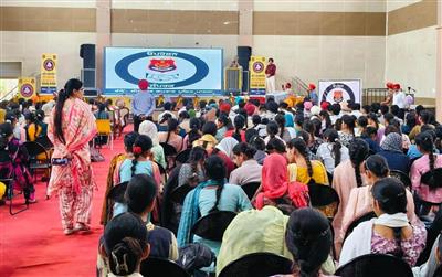 ਪੰਜਾਬ ਪੁਲਿਸ ਦਾ ‘ਸੰਪਰਕ ਅਭਿਆਨ’ ਨੌਜਵਾਨਾਂ ਨੂੰ ਗੈਂਗਸਟਰਾਂ ਦੀ ਹਨ੍ਹੇਰੀ ਦੁਨੀਆਂ ’ਚ  ਸ਼ਾਮਲ ਹੋਣ ਦੇ ਮਾਰੂ ਪ੍ਰਭਾਵਾਂ ਤੋਂ ਜਾਗਰੂਕ ਕਰਵਾ ਰਿਹੈ; ਲੋਕਾਂ ਵੱਲੋਂ ਕਮਿਊਨਿਟੀ ਪੁਲਿਸਿੰਗ ਪਹਿਲ ਦੀ ਸ਼ਲਾਘਾ