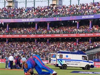 IPL में जेंटल जायंट के साथ दर्दनाक हादसा : कैच लेते समय सिर के बल गिरे लुंगी एनगिडी, मैदान पर बुलानी पड़ी एम्बुलेंस