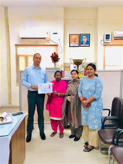 ਐੱਸ.ਐੱਮ.ਓ. ਵੱਲੋੰ ਆਸ਼ਾ ਦਿਵਸ ਮੌਕੇ ਵਧੀਆ ਕਾਰਗੁਜ਼ਾਰੀ ਲਈ ਆਸ਼ਾ ਵਰਕਰ ਸਨਮਾਨਿਤ 