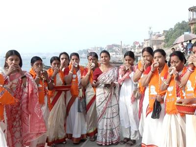 वाराणसी में पीएम मोदी के स्वागत को लेकर उत्साह, बंगाली महिलाओं ने घाट पर किया शंखनाद