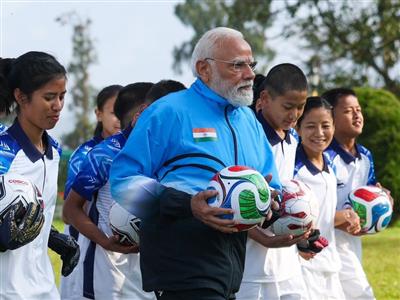 बच्चों के साथ फुटबॉल खेलते नजर आए पीएम मोदी, कहा- नन्हे दोस्तों के साथ खेलने का मजा ही कुछ और है