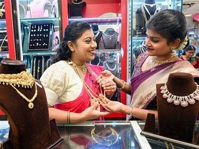 अमेरिका-ईरान तनाव के बीच सोने और चांदी करीब आधा प्रतिशत तक की गिरावट के साथ खुले