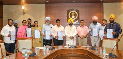  23 राजस्व अधिकारी पदोन्नत किए, हरदीप सिंह मुंडियां ने सौंपे पदोन्नति पत्र