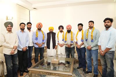 मशहूर पहलवान जस्सा पट्टी अपनी टीम सहित आम आदमी पार्टी में शामिल