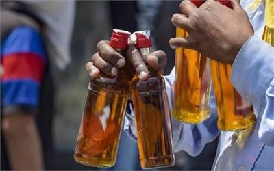 ਹਾਦਸਾਗ੍ਰਸਤ ਕਾਰ 'ਚੋਂ 23 ਪੇਟੀਆਂ ਸ਼ਰਾਬ ਤੇ ਬੀਅਰ ਬਰਾਮਦ, ਪੁਲਸ ਨੇ ਚਾਲਕ ਦੀ ਭਾਲ ਕੀਤੀ ਤੇਜ਼