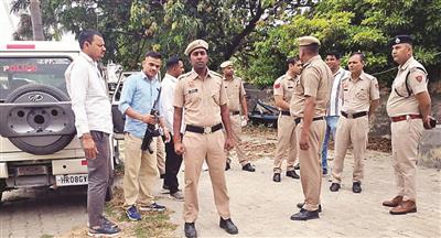 नशा तस्करों के ठिकानों पर छापामारी, पुलिस ने 450 लीटर लाहण-45 बोतल शराब की जब्त, दो अरेस्ट