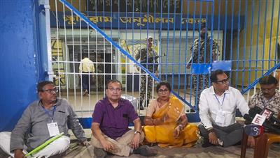 बंगाल चुनाव : ईवीएम से छेड़छाड़ के आरोपों पर अधिकारियों का बयान, 'स्ट्रॉन्ग रूम पूरी तरह सुरक्षित'