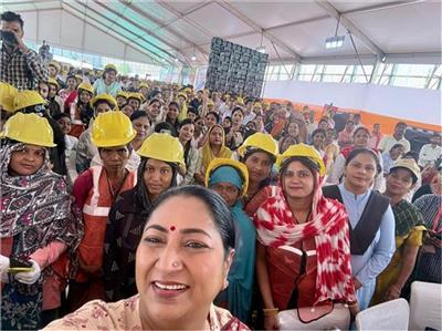 मजदूर दिवस पर धीरपुर पहुंचीं सीएम रेखा गुप्ता, निर्माण श्रमिकों से की मुलाकात 