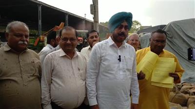 ਭਾਰਤੀ ਜਨਤਾ ਪਾਰਟੀ ਵਲੋਂ ਜ਼ਿਲ੍ਹਾ ਟ੍ਰੇਡ ਸੈੱਲ ਦੇ ਪ੍ਰਧਾਨ ਸੁਭਾਸ਼ ਅੱਗਰਵਾਲ ਦੀ ਰਹਿਨੁਮਾਈ ਵਿਚ ਕਣਕ ਦੀ ਲਿਫਟਿੰਗ ਸਮੇਤ ਹੋਰ ਬਹੁਤ ਸਾਰੀਆਂ ਸਮੱਸਿਆਵਾਂ ਦਾ ਮੈਮੋਰੈਂਡਮ ਖਰੜ ਮੰਡੀ ਬੋਰਡ ਦੇ ਚੇਅਰਮੈਨ ਸੁਖਵਿੰਦਰ ਸਿੰਘ ਬਿੱਟੂ ਨੂੰ ਦਿੱਤਾ ਗਿਆ