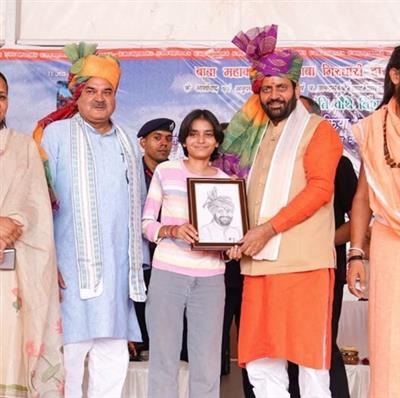 मुख्यमंत्री का 'नायाब' स्नेह : जब मंच पर नन्ही कलाकार को मिला नायब सिंह सैनी का दुलार, तस्वीर देख भावुक हुए CM