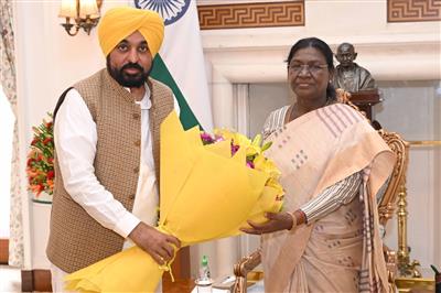 ਪੰਜਾਬ ਦੇ ਮੁੱਖ ਮੰਤਰੀ ਭਗਵੰਤ ਸਿੰਘ ਮਾਨ ਨੇ ਰਾਸ਼ਟਰਪਤੀ ਨਾਲ ਕੀਤੀ ਮੁਲਾਕਾਤ, ‘ਪੰਜਾਬ ਦੇ ਗੱਦਾਰ’ ਰਾਜ ਸਭਾ ਮੈਂਬਰਾਂ ਦੀ ਮੈਂਬਰਸ਼ਿਪ ਰੱਦ ਕਰਨ ਦੀ ਕੀਤੀ ਮੰਗ