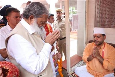 ऊर्जा मंत्री अनिल विज ने माता मनसा देवी मंदिर में सह-परिवार टेका माथा, प्रदेश की खुशहाली की कामना की