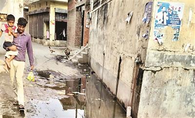 सीवेज जाम, गलियों में फैली गंदगी, डेराबस्सी के मुबारिकपुर में लोगों को करना पड़ रहा दिक्कतों का सामना
