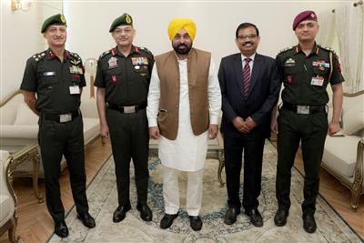 ਮੁੱਖ ਮੰਤਰੀ ਭਗਵੰਤ ਸਿੰਘ ਮਾਨ ਨੇ ਪੱਛਮੀ ਕਮਾਂਡ ਦੇ ਆਰਮੀ ਕਮਾਂਡਰ ਨਾਲ ਸਰਹੱਦੀ ਸੁਰੱਖਿਆ, ਰਾਹਤ ਕਾਰਜਾਂ ਅਤੇ ਆਪਰੇਸ਼ਨਲ ਤਿਆਰੀਆਂ ਬਾਰੇ ਵਿਚਾਰ-ਵਟਾਂਦਰਾ ਕੀਤਾ