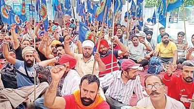 आउटसोर्स कर्मचारियों ने घेरा वेरका प्लांट, मोहाली में वादाखिलाफी करने पर भडक़े मुलाजिम, जमकर किया प्रदर्शन
