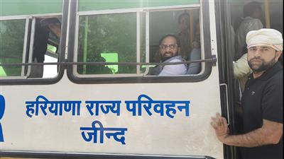 उचाना BJP विधायक देवेंद्र अत्री ने किया बस ओर ऑटो का सफर