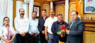 विधान सभा अध्यक्ष से मिले अधिकारी एवं तृतीय कर्मचारी संघ के पदाधिकारी, अपनी मांगो को लेकर सौपां ज्ञापन।