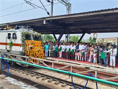 रेल मंत्री अश्विनी वैष्णव ने बेंगलुरु-मुंबई के बीच नई ट्रेन को दिखाई हरी झंडी, 23 मई से नियमित सेवा होगी शुरू
