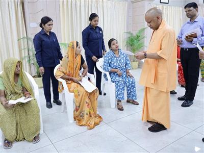 ‘जनता दर्शन’ में सीएम योगी ने सुनीं लोगों की समस्या, बिहार से पहुंची महिला का भी किया अभिवादन