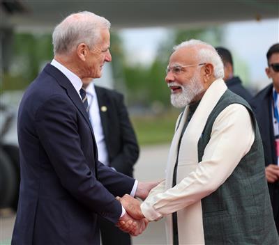 नॉर्वे पहुंचे पीएम मोदी हवाई अड्डे पर प्रधानमंत्री स्टॉर ने किया स्वागत