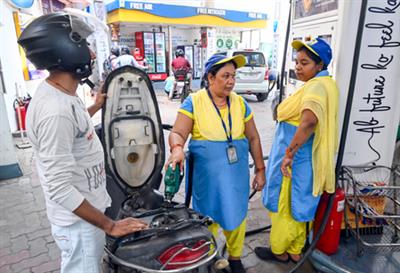 पेट्रोल-डीजल के रेट में हुई बढ़ोतरी, दिल्ली में पेट्रोल 98.64 रुपये, डीजल 91.58 रुपये प्रति लीटर पहुंचा