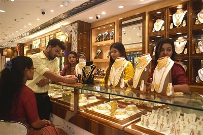 एमसीएक्स पर सोना मामूली बढ़त के साथ खुला, चांदी फिसली