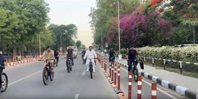 हरियाणा के मुख्यमंत्री ने ईंधन बचाने का संदेश देने के लिए सुखना झील तक साइकिल चलाई