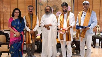 श्री श्री रविशंकर से मिले CM सुक्खू, प्राकृतिक खेती और बेसहारा गौवंश के संरक्षण पर हुई चर्चा