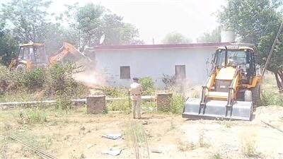 Kangra: नशा तस्कर की अवैध संपत्ति पर चला बुलडोजर, सरकारी भूमि पर कब्जा कर बनाया था घर