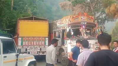 संकरी सडक़ पर 2 ट्रकों की टक्कर, लग गया लंबा जाम