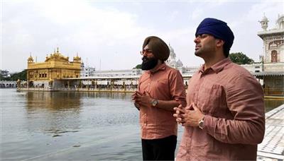 ਸੱਚਖੰਡ ਸ੍ਰੀ ਹਰਿਮੰਦਰ ਸਾਹਿਬ ਨਤਮਸਤਕ ਹੋਏ ਪੰਜਾਬੀ ਗਾਇਕ ਮਨਕੀਰਤ ਔਲਖ