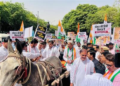 पेट्रोल-डीजल की बढ़ती कीमतों और कमरतोड़ महंगाई के खिलाफ गुरुग्राम कांग्रेस का प्रदर्शन, राष्ट्रपति के नाम सौंपा ज्ञापन