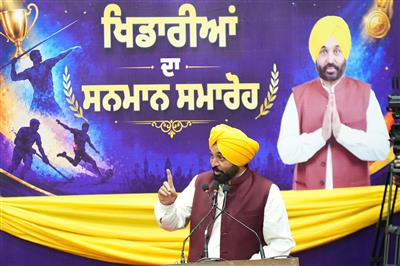ਪੰਜਾਬ ਦੇ ਖਿਡਾਰੀਆਂ ਨੇ ਦੁਨੀਆ ਭਰ ਵਿੱਚ ਤਿਰੰਗੇ ਦਾ ਮਾਣ ਵਧਾਇਆ, ਮੁੱਖ ਮੰਤਰੀ ਭਗਵੰਤ ਸਿੰਘ ਮਾਨ ਵੱਲੋਂ ਐਵਾਰਡ ਤੇ ਇਨਾਮੀ ਰਾਸ਼ੀ ਨਾਲ ਖਿਡਾਰੀਆਂ ਦਾ ਸਨਮਾਨ
