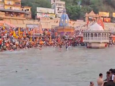 गंगा दशहरा के अवसर पर प्रयागराज और हरिद्वार में श्रद्धालुओं का सैलाब