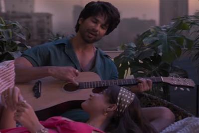'कॉकटेल 2' का पहला रोमांटिक ट्रैक 'तुझको' आउट, प्यार के रंग में डूबे नजर आए शाहिद-रश्मिका