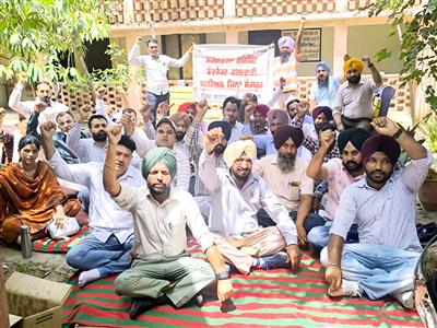 ਮਨਰੇਗਾ ਕਰਮਚਾਰੀਆਂ ਵੱਲੋਂ ਸੇਵਾਵਾਂ ਪਕੀਆ ਨਾਂ ਕਰਨ ਦੇ ਰੋਸ ਵਜੋਂ ਧਰਨਾ