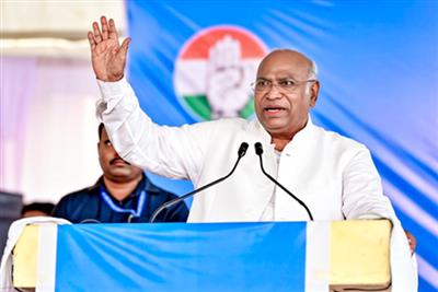 कच्चा तेल सस्ता फिर भी ईंधन महंगा क्यों? कांग्रेस अध्यक्ष खड़गे ने केंद्र सरकार पर साधा निशाना